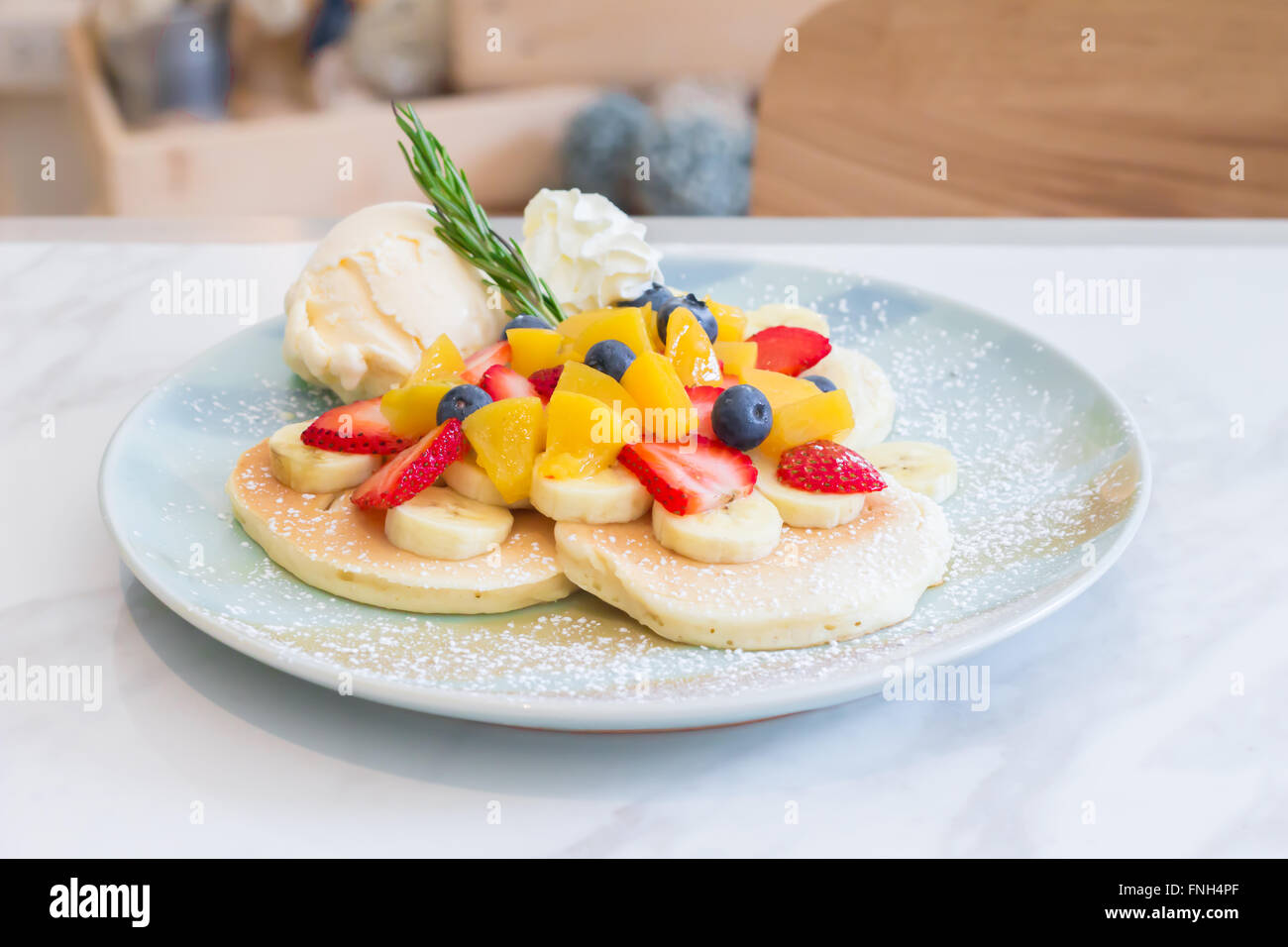 Pfannkuchen mit Früchten und Eis serviert Stockfoto