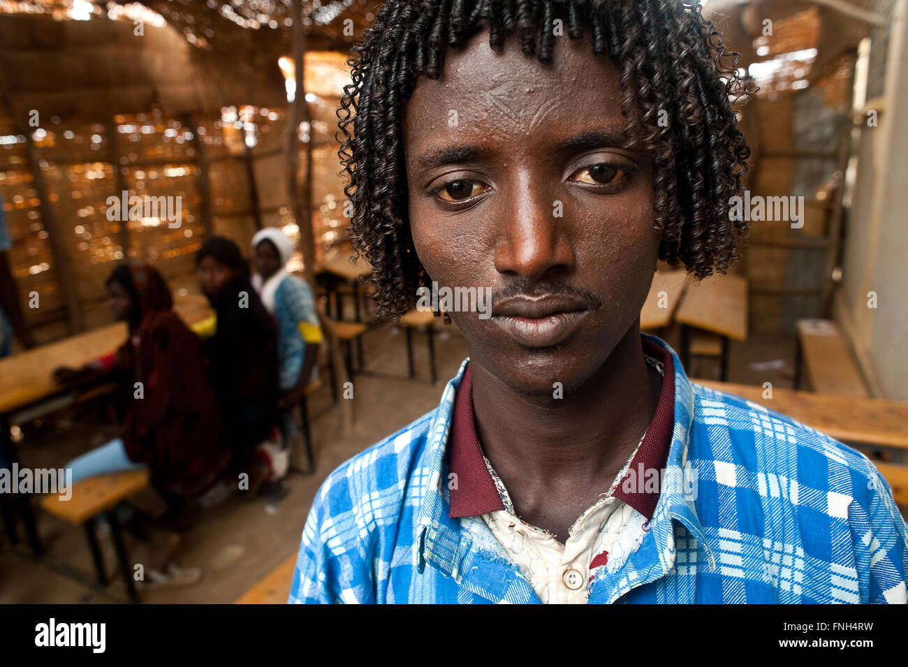 Schüler in einem Klassenzimmer. Er gehört zum Stamm Afar (Äthiopien) Stockfoto