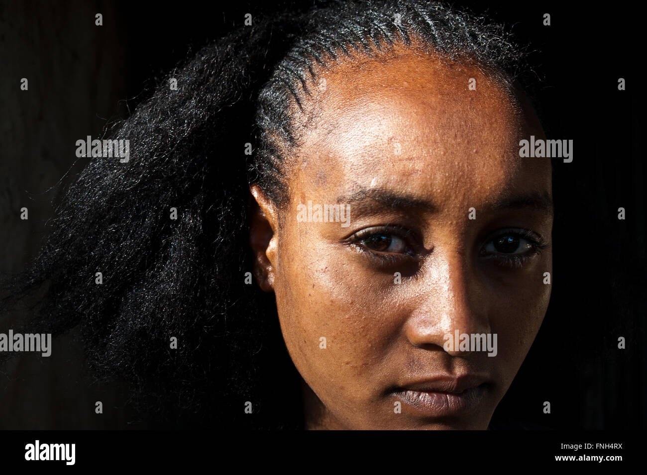 Junge Frau mit den traditionellen Haarschnitt genannt "Albasso" (Äthiopien) Stockfoto