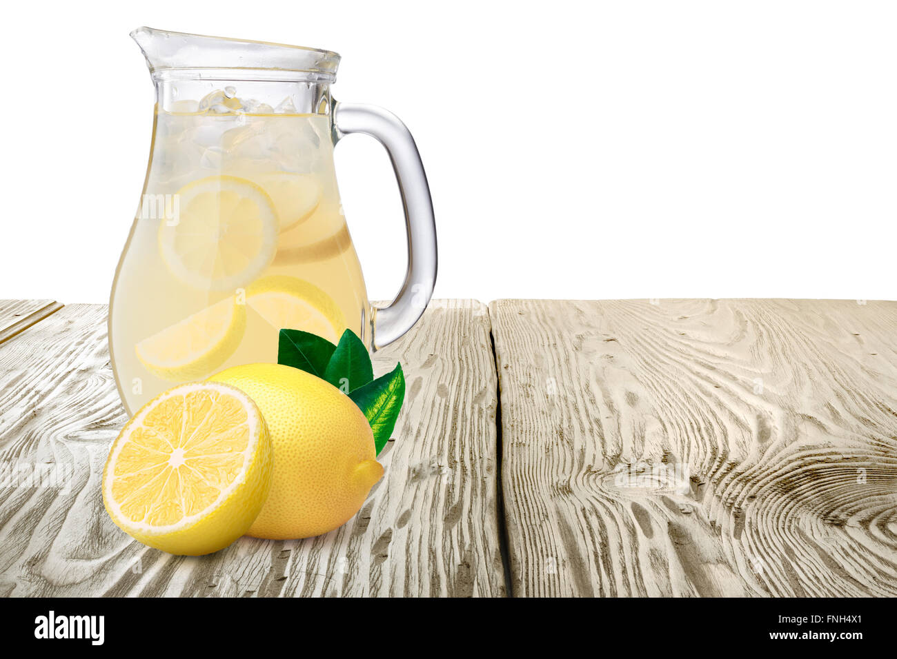 Kanne oder Krug mit Limonade mit Zitronen im Vordergrund stehen auf Holztisch. Schneidepfade für Hintergrund und Krug, ich Stockfoto