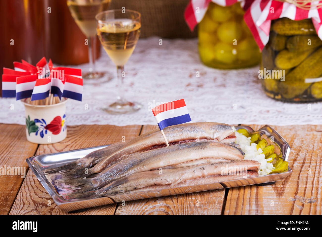 hering-mit-cornichons-und-silberzwiebeln-serviert-mit-einem-schuss