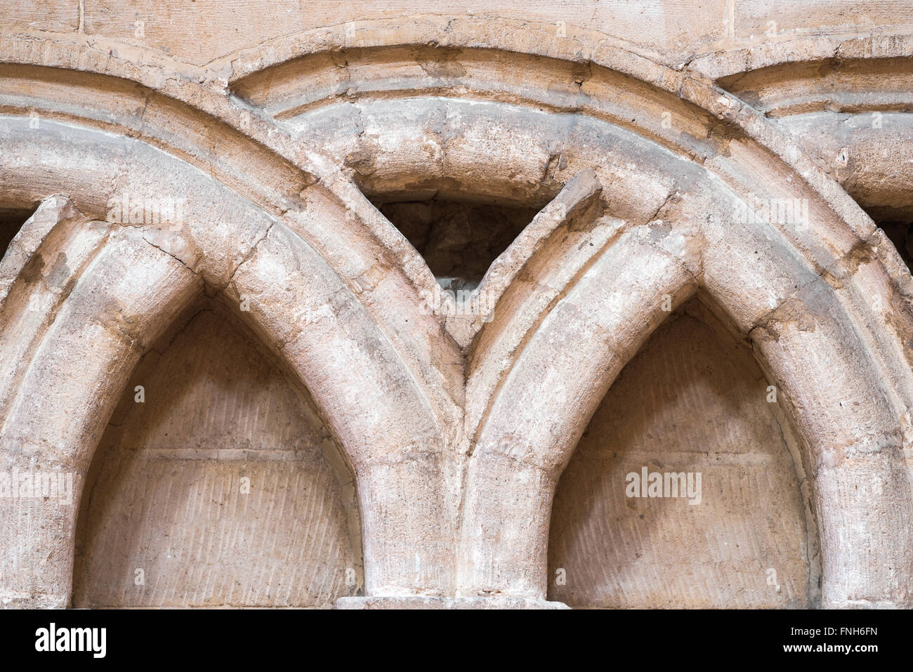 Miteinander verwoben Steinbögen an einer Wand an der Kathedrale von Ely, ein Ort für Christan Anbetung. Stockfoto