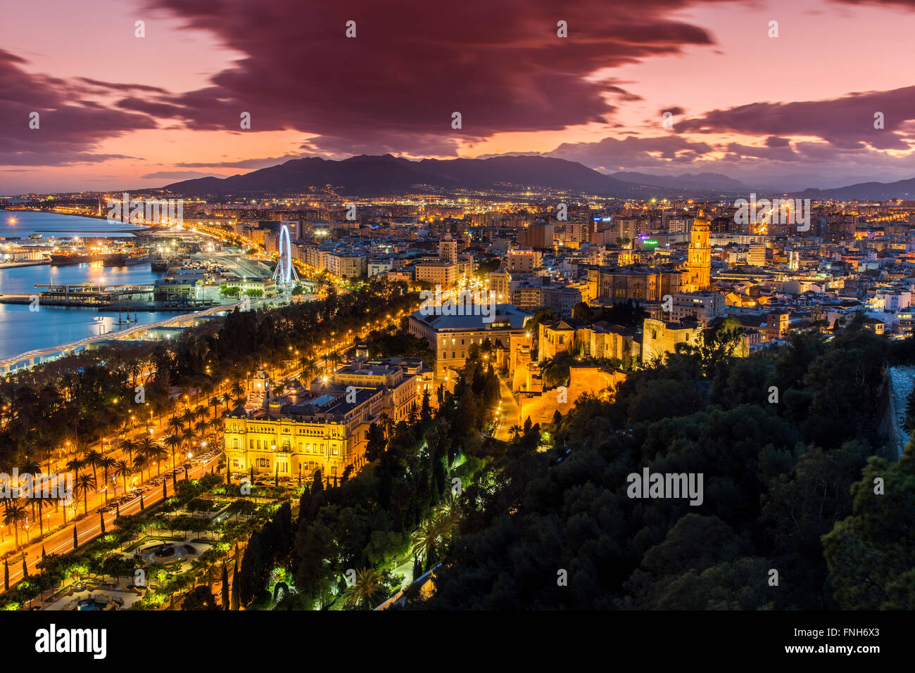 CIty Skyline bei Dämmerung, Malaga, Andalusien, Spanien Stockfoto