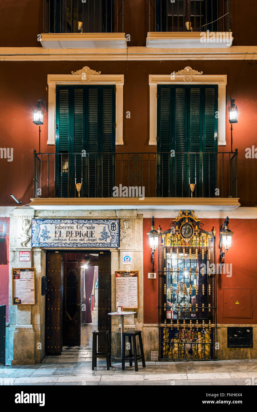 Nachtansicht des ein Tapas-Restaurant in Malaga, Andalusien, Spanien Stockfoto