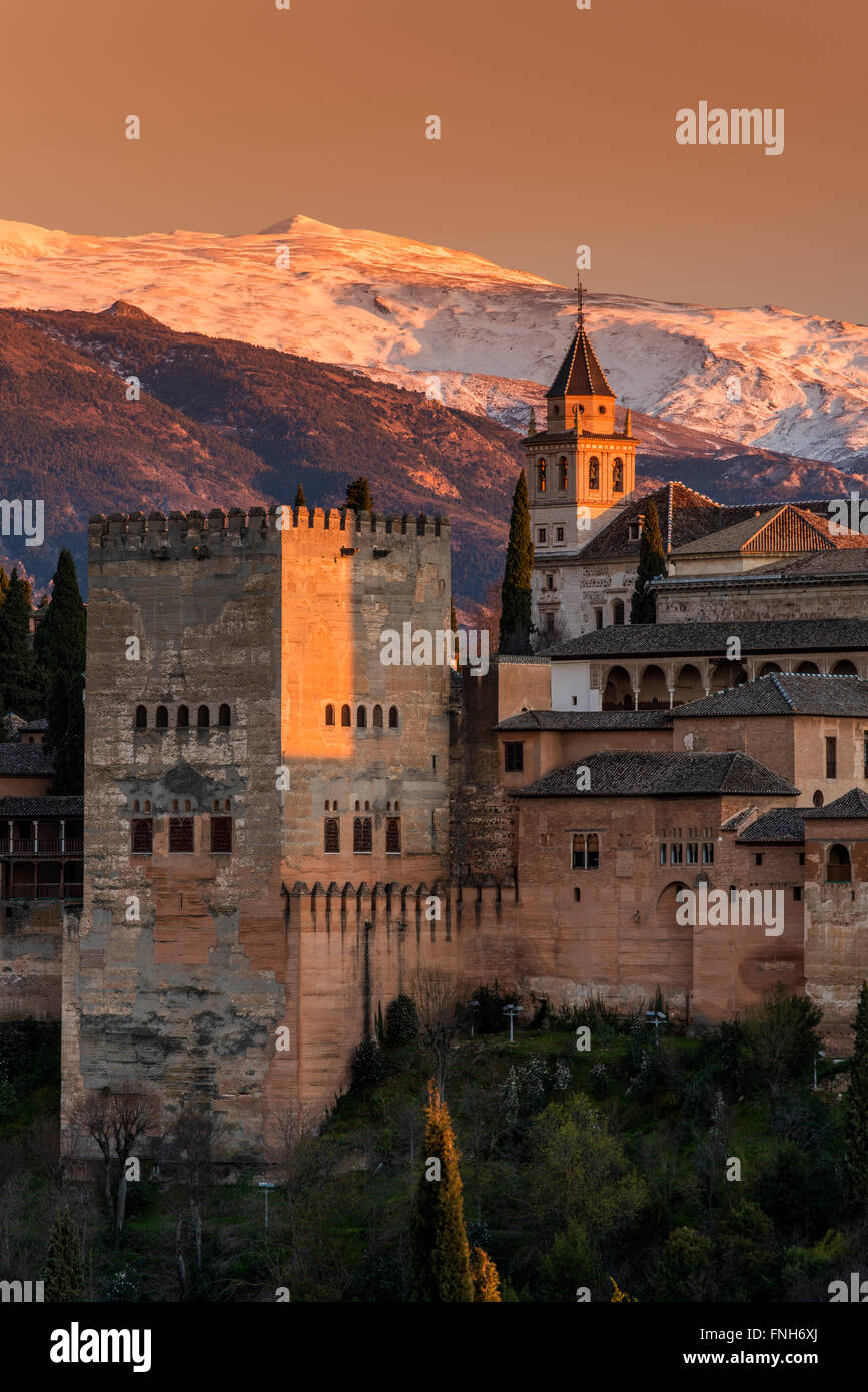Blick auf den Sonnenuntergang in der Alhambra-Palast mit der verschneiten Sierra Nevada im Hintergrund, Granada, Andalusien, Spanien Stockfoto