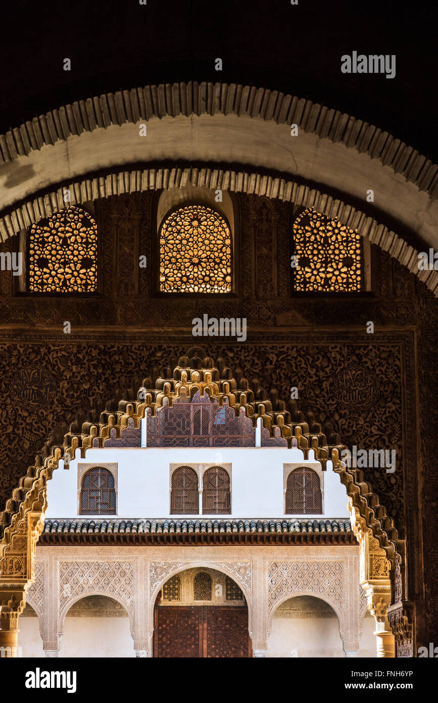 Maurische Architektur im Inneren des Palacios Nazaries oder Nasridenpaläste, Alhambra Palast, Granada, Andalusien, Spanien Stockfoto