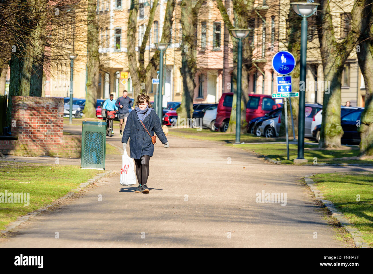 Lund, Schweden - 12. März 2016: Junge Frau bei einem Spaziergang im zentralen Lund nur außerhalb des Stadtparks Parks. Echte Menschen jeder Stockfoto