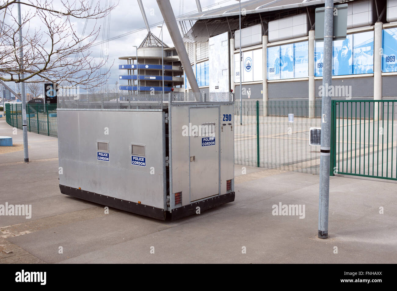 Polizei tragbare Stahl Absperrungen, außerhalb UK Fußballplatz geschlossen. 200 von ihnen wurden durch das Innenministerium im Jahr 2008 für th angeschafft. Stockfoto