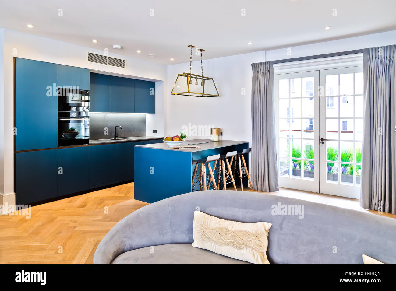 Schöne moderne Küche und ein Sofa mit Fenster und Garten Stockfoto