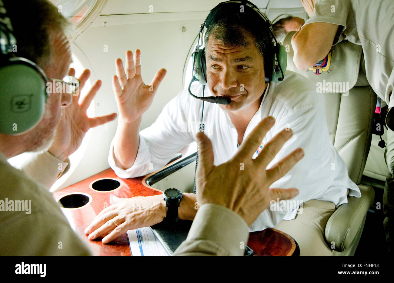 Peter Greenberg und Präsident Correa Ecuador an Bord Hubschrauber während der Dreharbeiten von Ecuador: The Royal Tour. Stockfoto