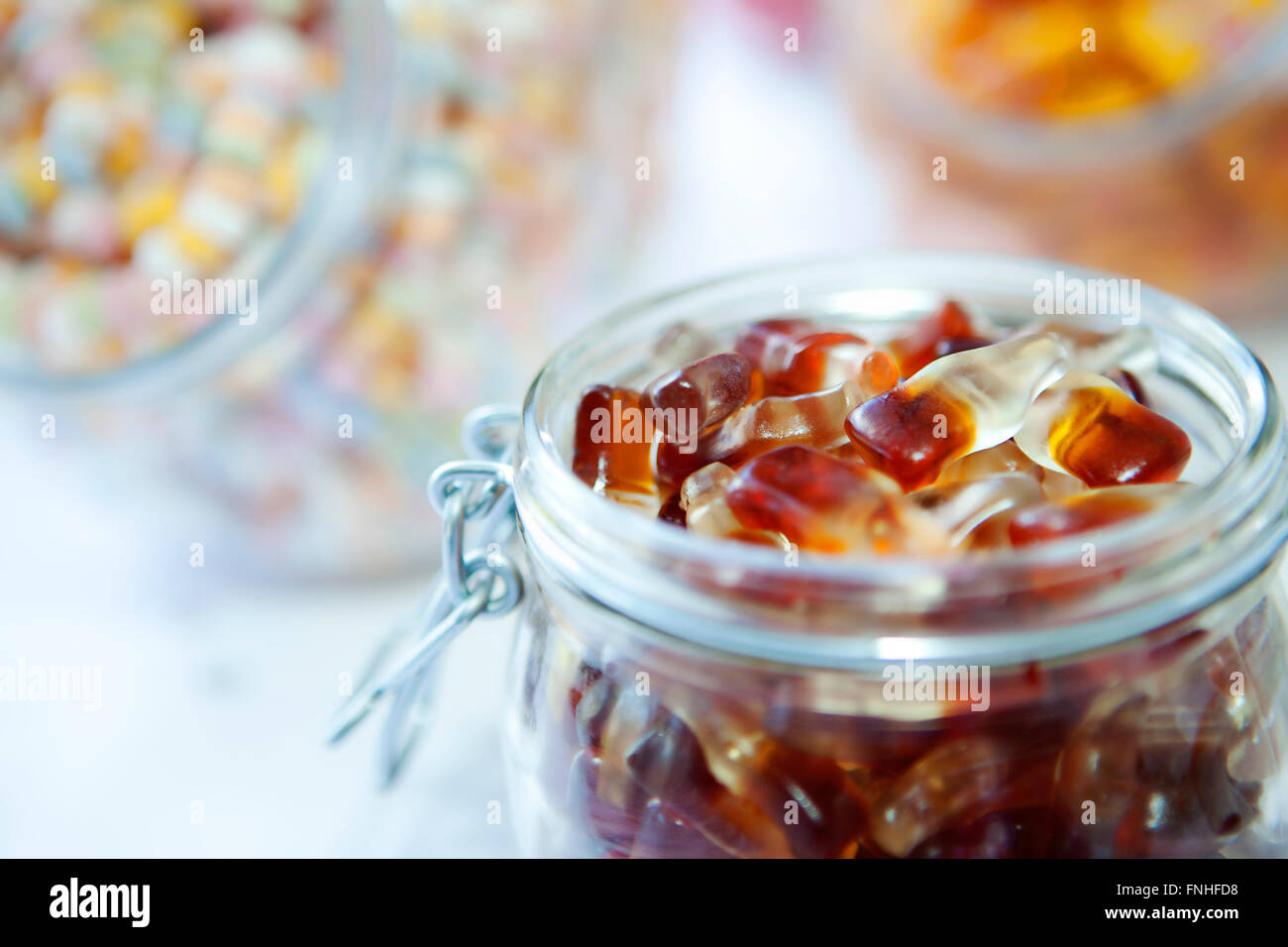 Cola Flaschen Süßigkeiten im Weckglas Stockfoto