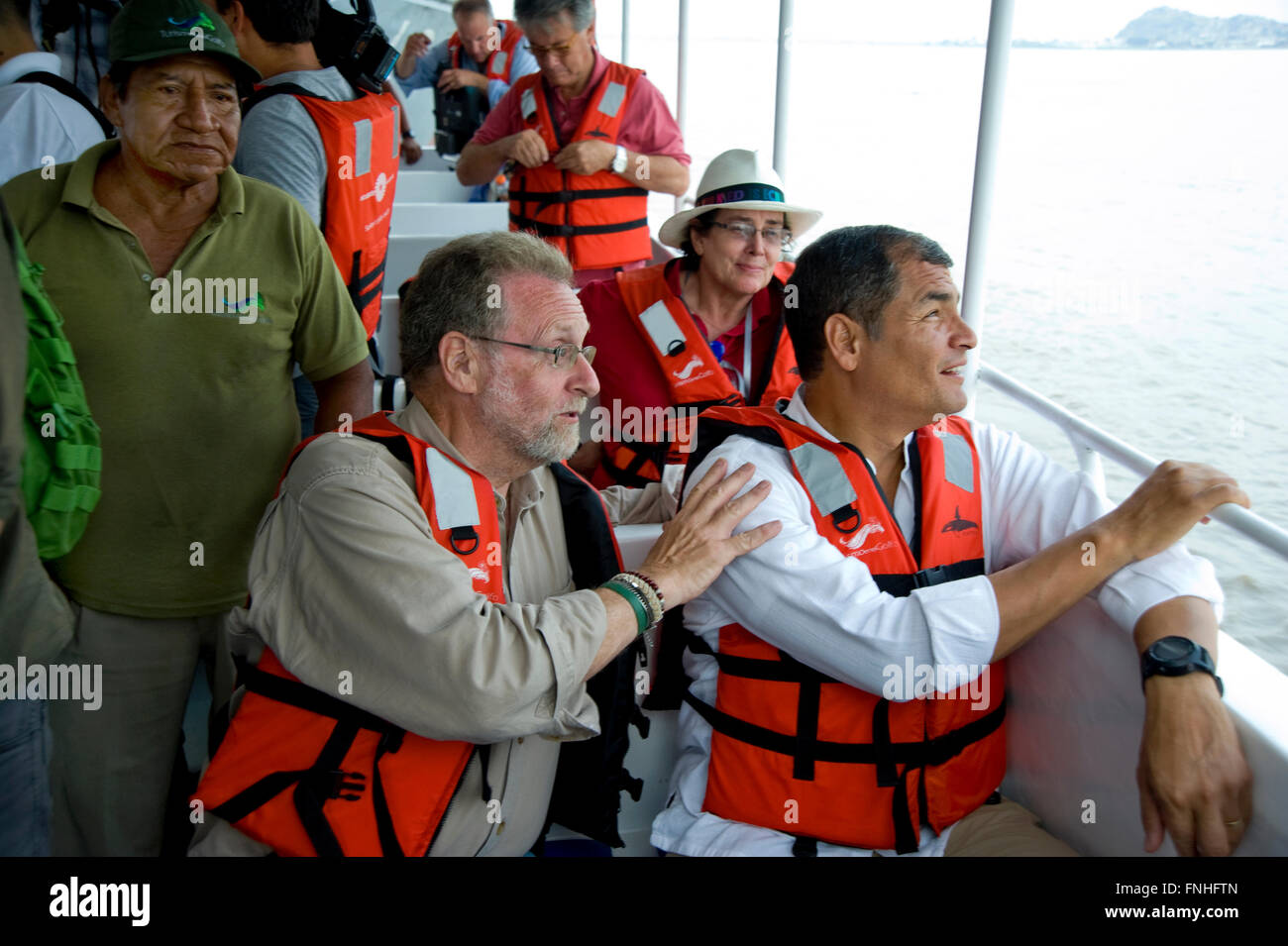 Präsident Correa mit Moderator und Produzent Peter Greenberg an Bord Boot auf dem Amazonas in Guayaquil, Ecuador während der Dreharbeiten von Ecuador: The Royal Tour. Stockfoto