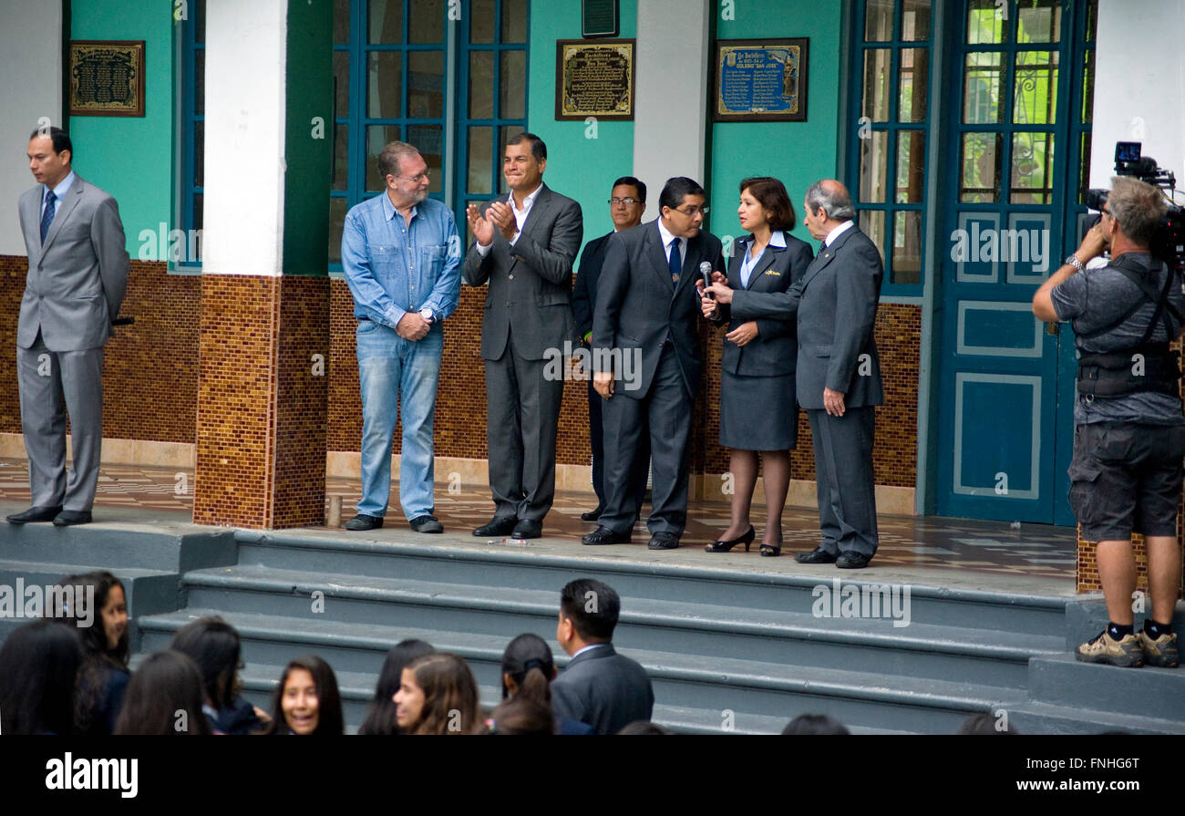 Präsident Correa mit Peter Greenberg besucht seine Kindheit Schule in Guayaquil während der Dreharbeiten von Ecuador: The Royal Tour. Stockfoto