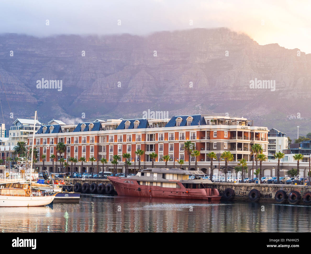 Waterfront in Kapstadt, Südafrika, überragt vom Tafelberg bei Sonnenuntergang. Stockfoto