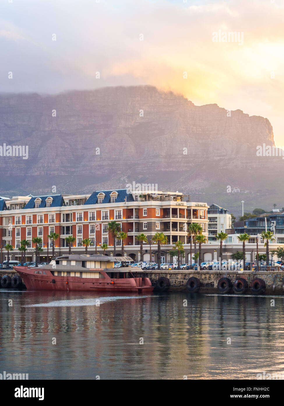 Waterfront in Kapstadt, Südafrika, überragt vom Tafelberg bei Sonnenuntergang. Stockfoto
