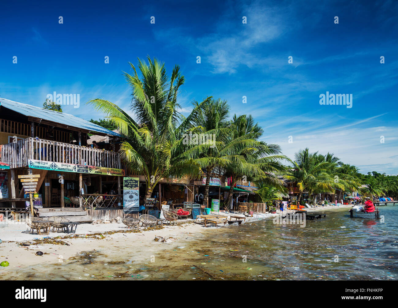 verschmutzte schmutziger Strand mit Müll Müll schwimmend im Meer auf Koh Rong Insel Kambodscha Stockfoto