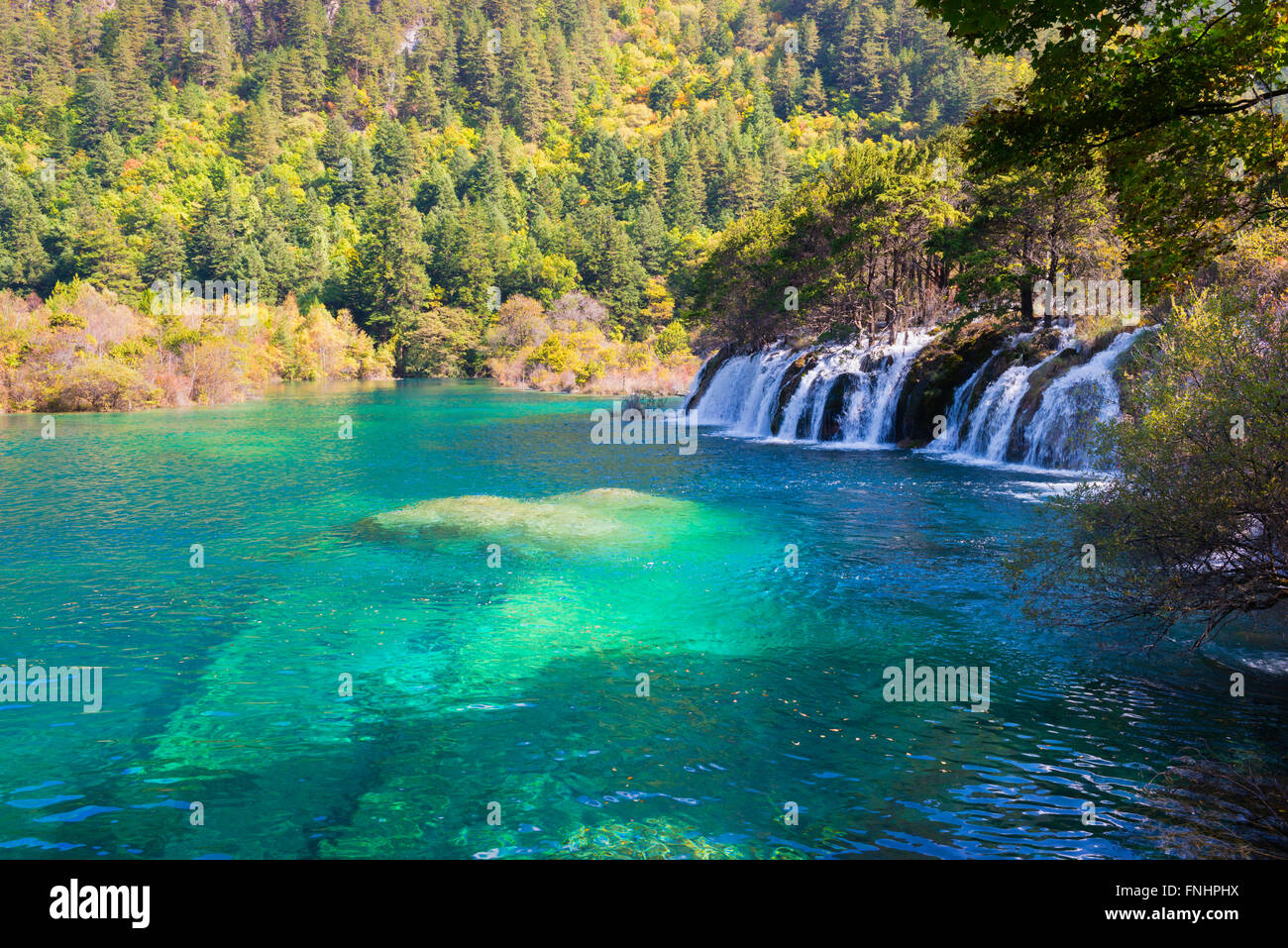 Funkelnde See Kaskaden, Jiuzhaigou Nationalpark, Provinz Sichuan, China, UNESCO-Weltkulturerbe Stockfoto