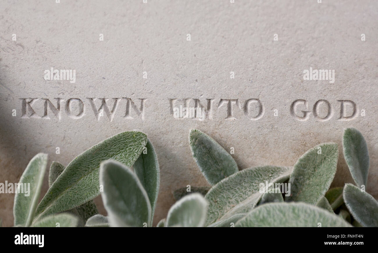 Bekannt für Gott, Inschrift auf dem Grabstein eines WW1 unbekannte Soldaten an Peake Wood Cemetery, Frankreich. Stockfoto