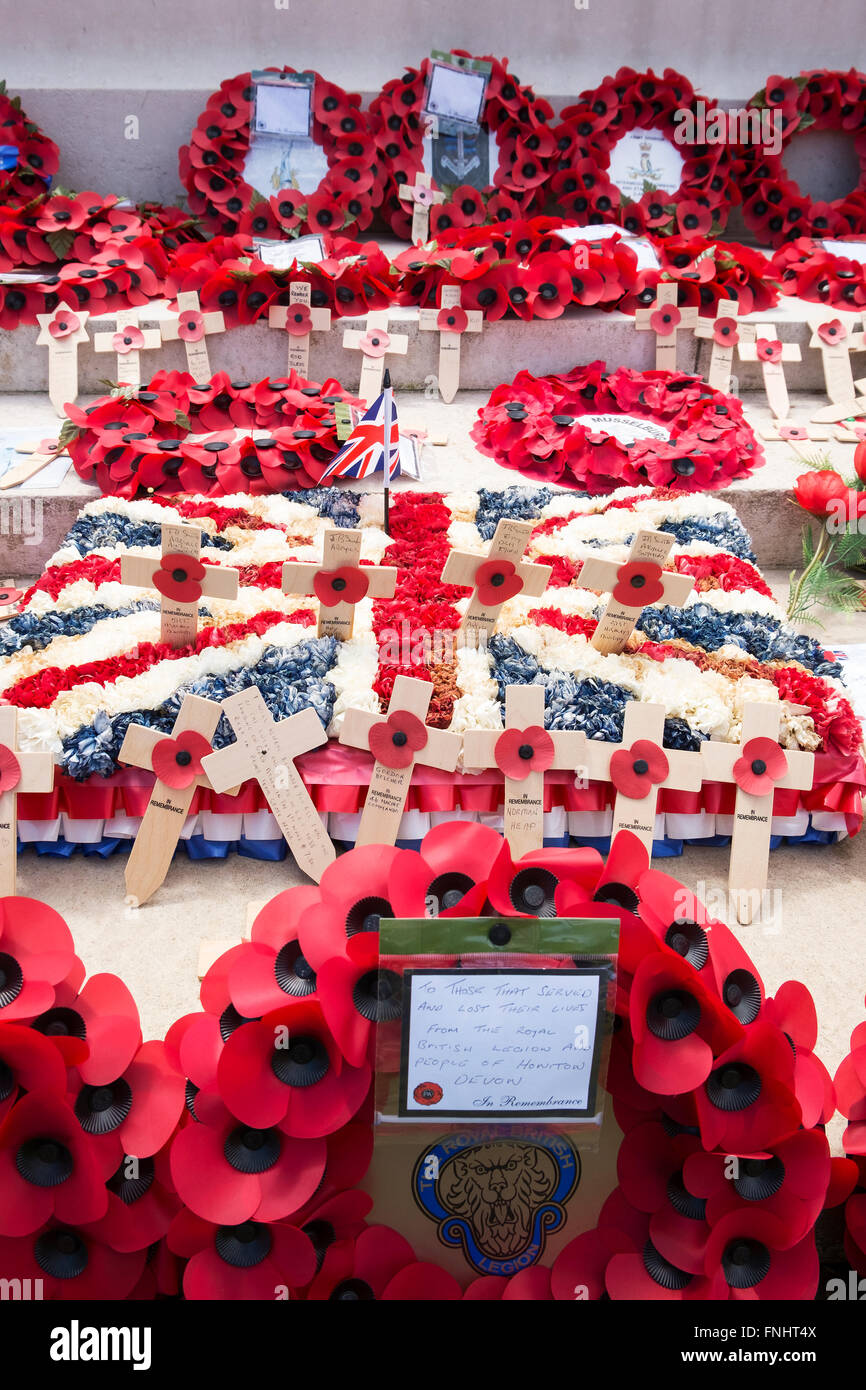 Kränze aus Mohn und Kreuze auf dem britischen Soldatenfriedhof in Bayeux, Frankreich, an den 70. Jahrestag des d-Day auf 6.6.2014 gelegt. Stockfoto