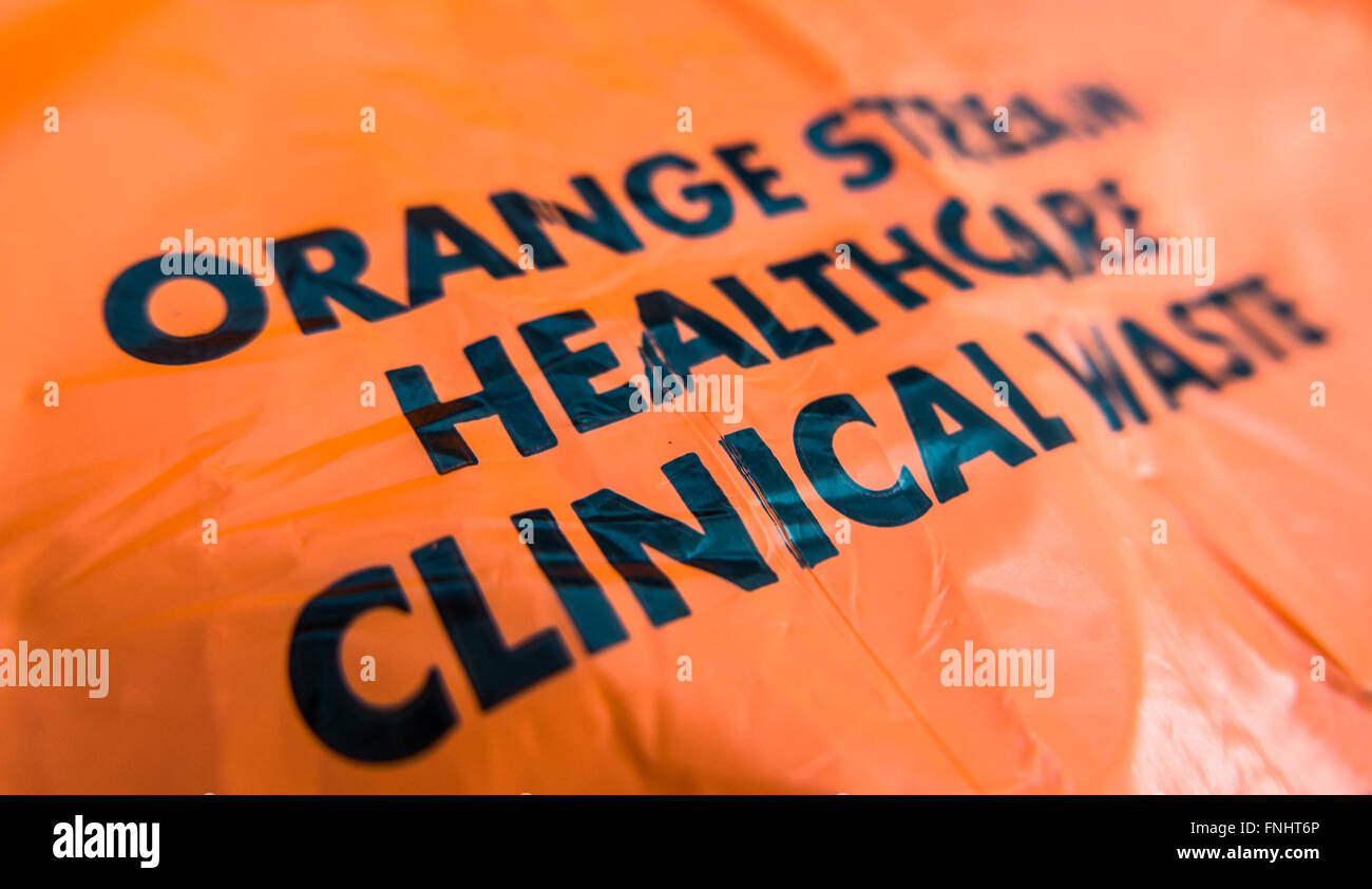 Eine Orange Plastiktüte für klinische Abfälle In einem Krankenhaus Stockfoto