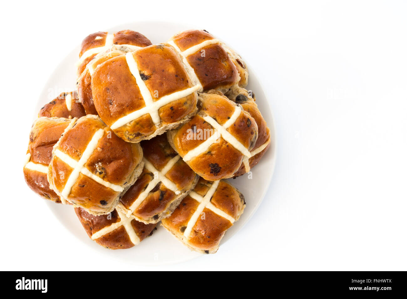Eine Platte voll von frisch gebackenen Ostern, Hot Cross Buns auf einem isolierten weißen Hintergrund. eine Ansicht von oben nach unten schaut. Stockfoto