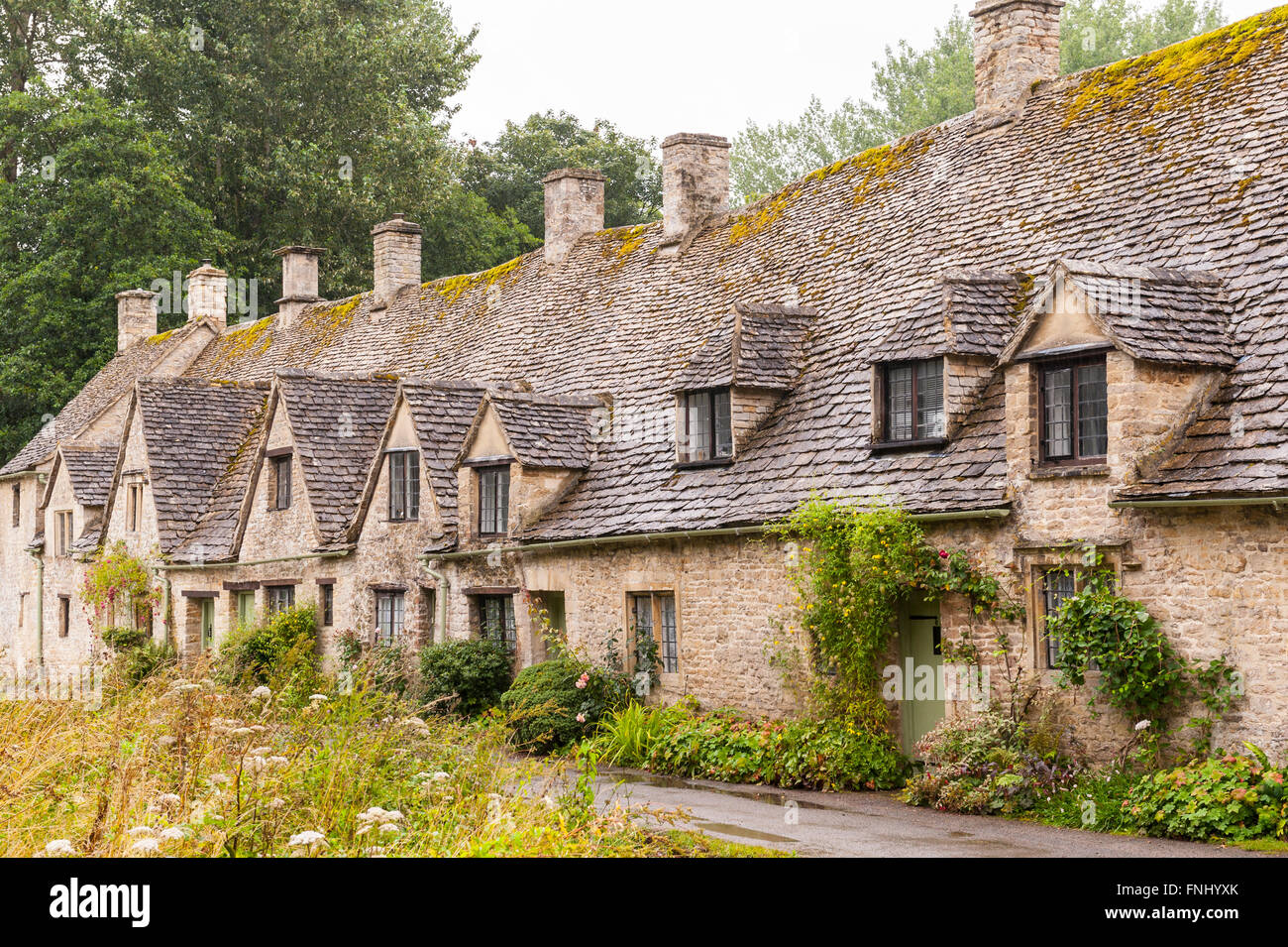 Die Zeile des 14. Jahrhunderts auf dem Land sind Arlington Row in Bibury, Gloucestershire, England, Großbritannien, Uk Stockfoto