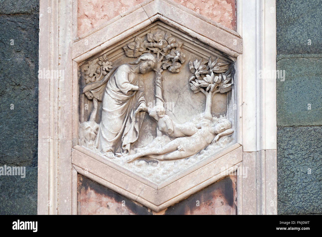 Schaffung von Eve von Andrea Pisano, Relief auf Giotto Campanile der Cattedrale di Santa Maria del Fiore, Florenz, Italien Stockfoto