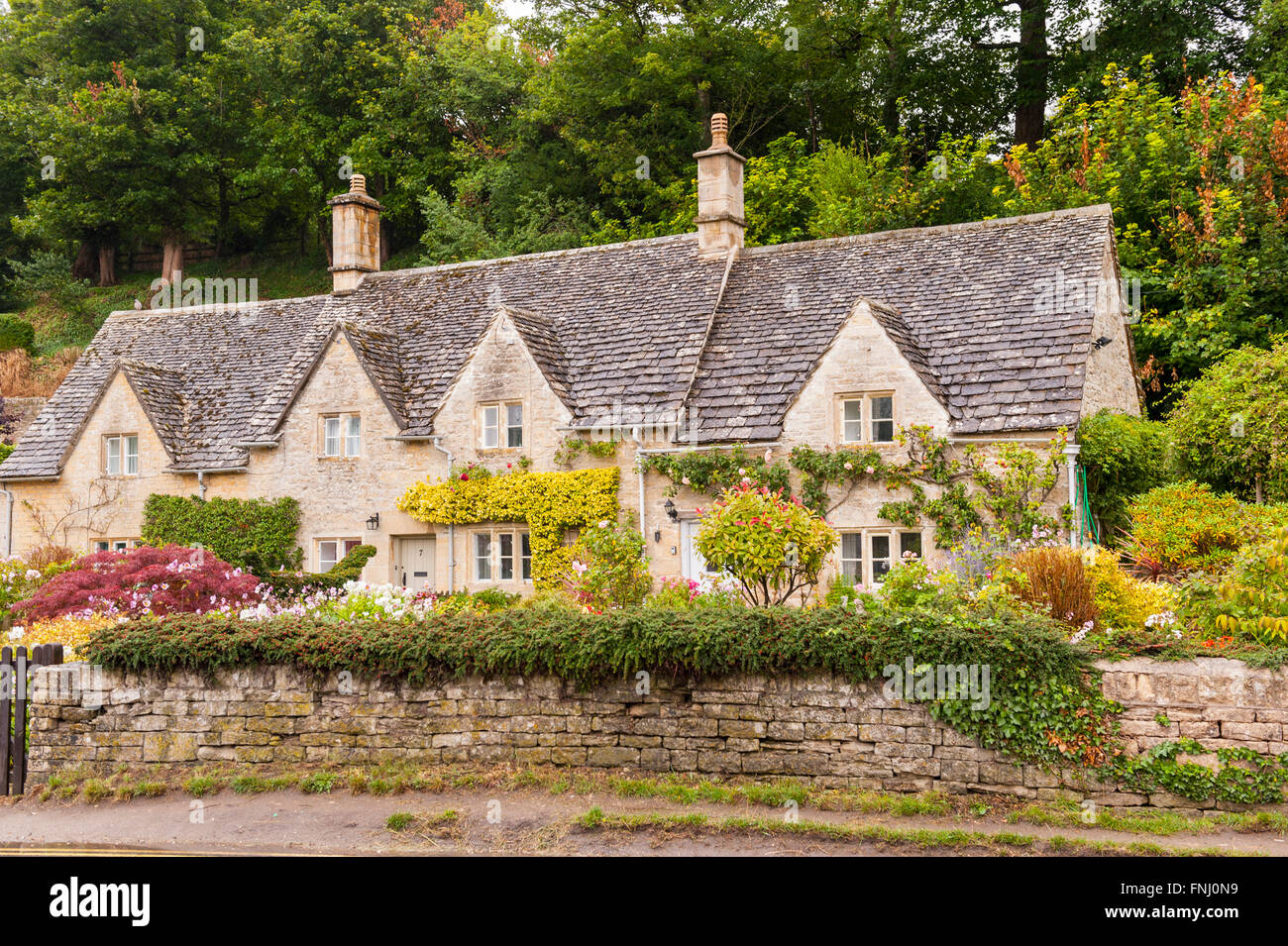 Eine hübsche Cotswold-Ferienhaus im Dorf Bibury, Gloucestershire, England, Großbritannien, Großbritannien Stockfoto