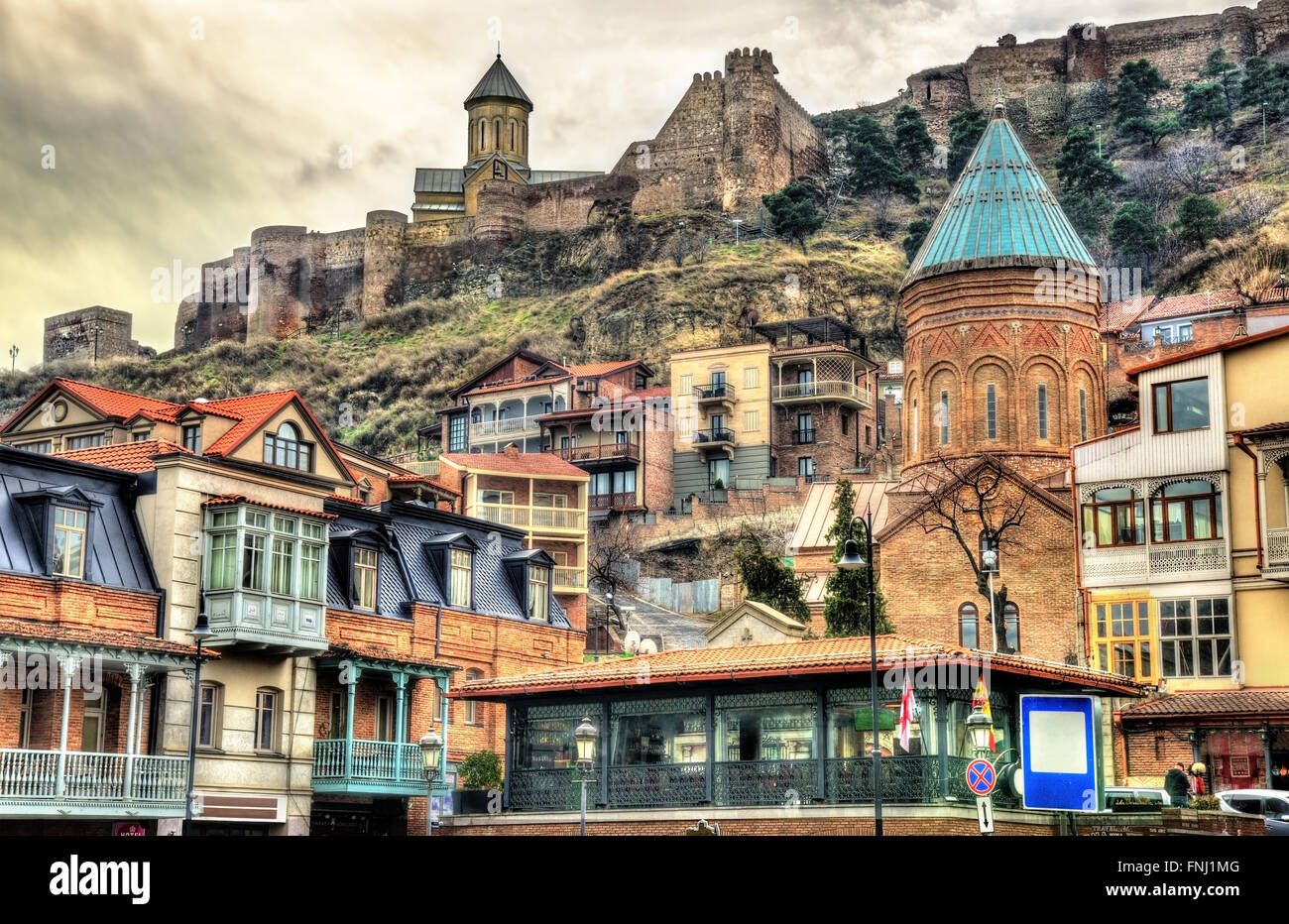 Festung Narikala oberhalb der alten Stadt Tiflis Stockfoto