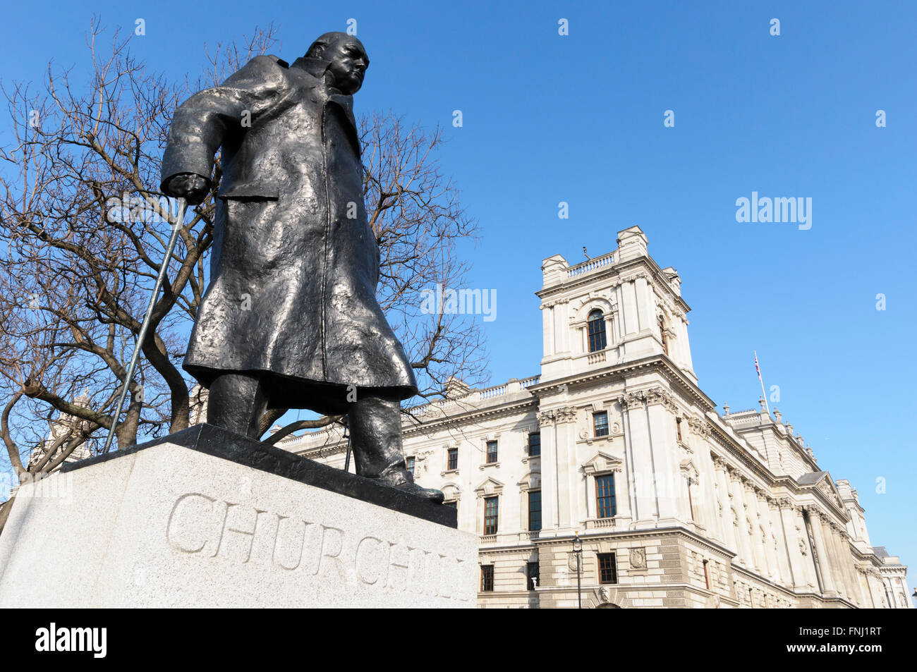 Statue des ehemaligen britischen Premierministers Sir Winston Churchill durch Ivor Roberts-Jones, Parliament Square, London, England Stockfoto