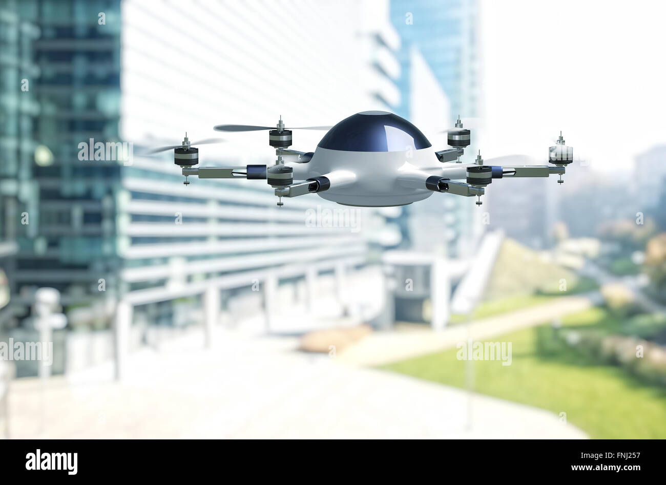moderne Drohne mit Gehäuse und Stadt Hintergrund Stockfoto