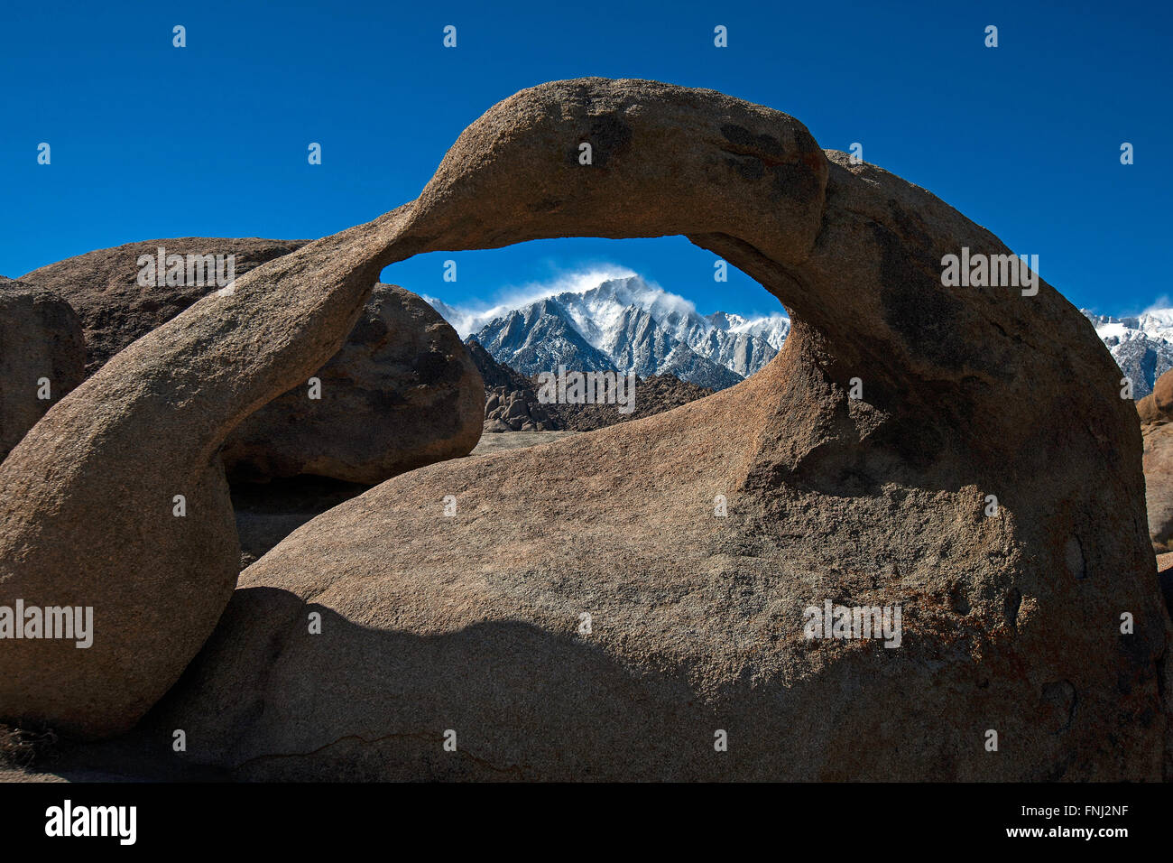 Schneebedeckten Mount Whitney angesehen durch Mobius Arch, Alabama Hills, California, Vereinigte Staaten von Amerika Stockfoto