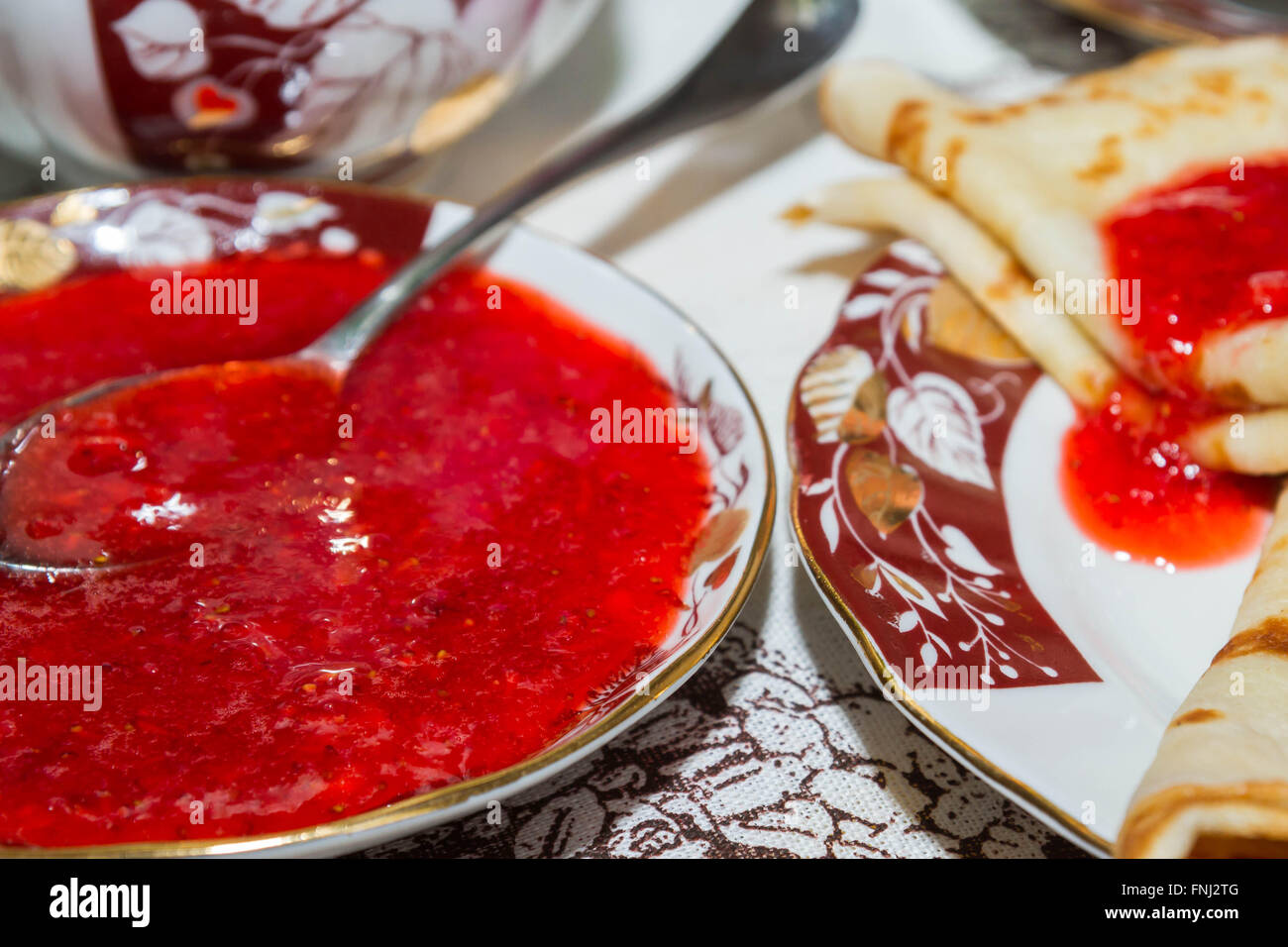 Pfannkuchen mit frischen Erdbeer-Marmelade zum Frühstück Stockfoto