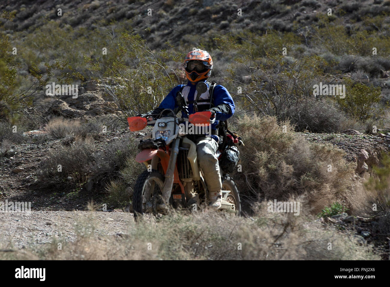 Motorradfahrer auf Titus Canyon Road, Death Valley Nationalpark, Kalifornien, Vereinigte Staaten von Amerika Stockfoto