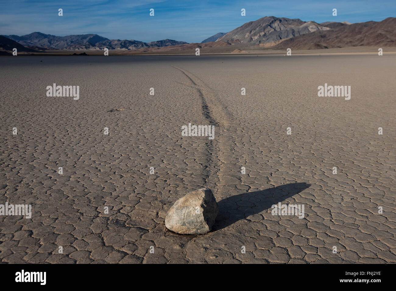 Beweglichen Felsen mit Trail, der Racetrack Playa, Death Valley Nationalpark, Kalifornien, Vereinigte Staaten von Amerika Stockfoto