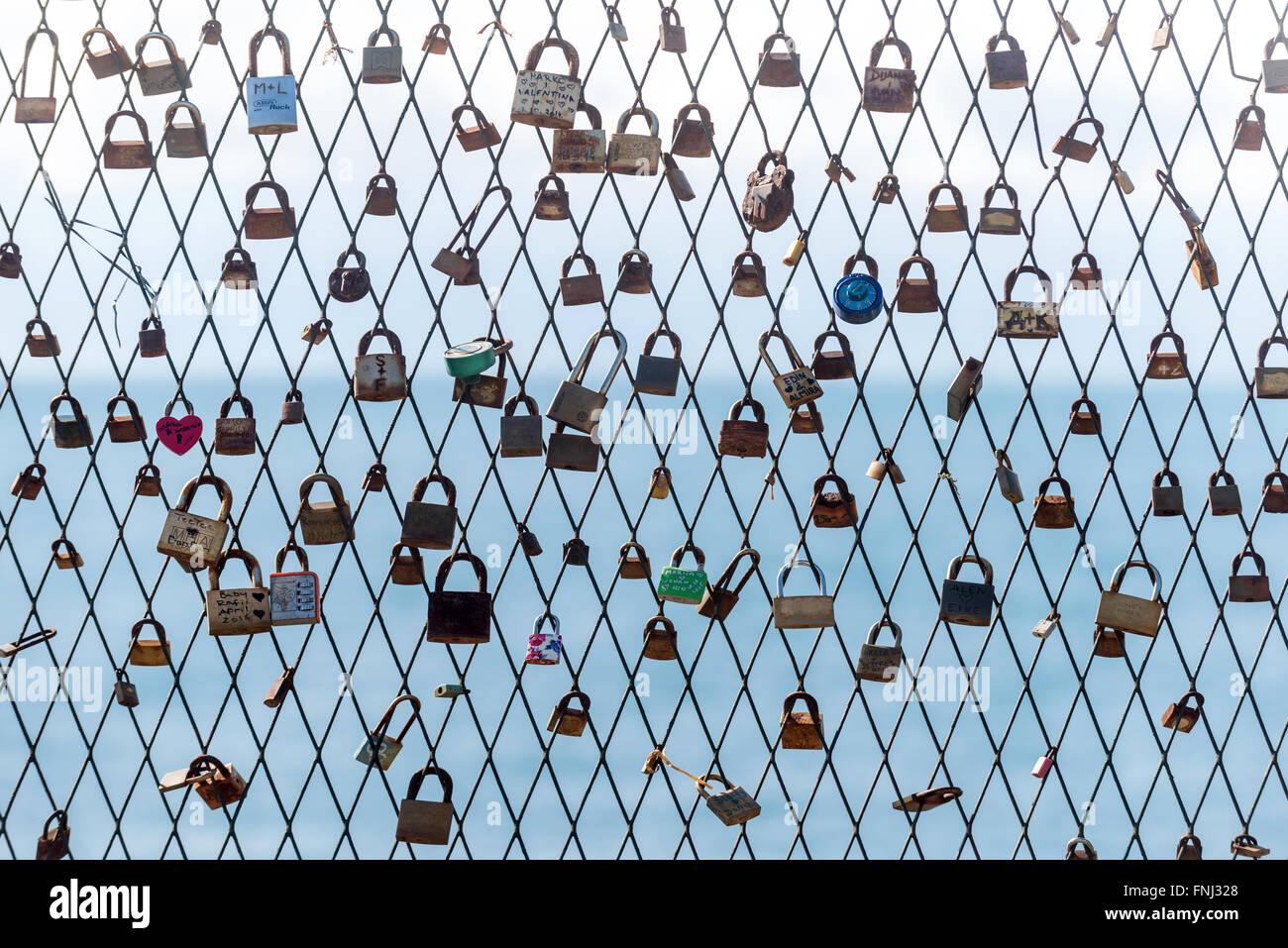 Liebe-Schlösser an einem Zaun am Boninovo, Dubrovnik, Kroatien. Stockfoto