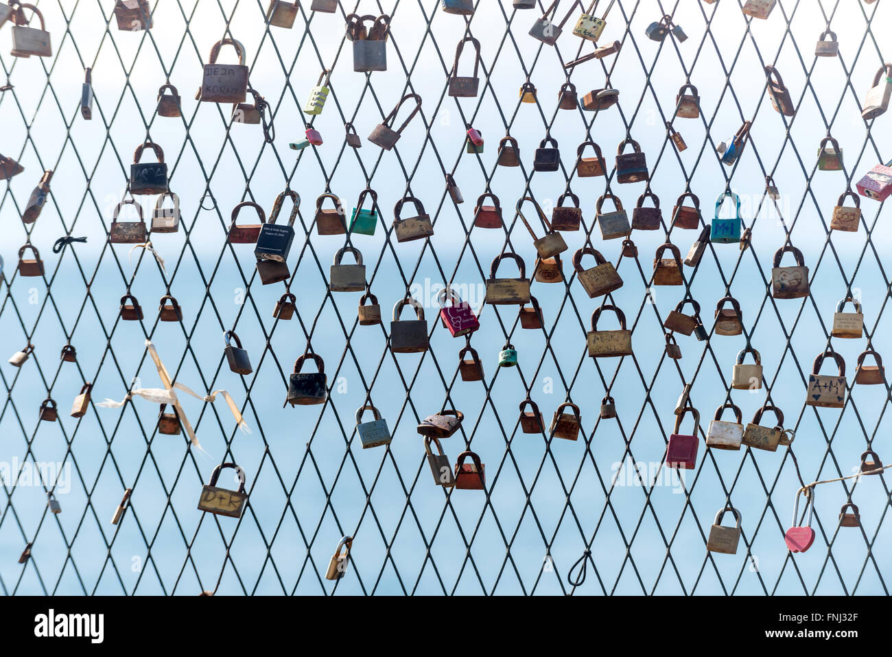 Liebe-Schlösser an einem Zaun am Boninovo, Dubrovnik, Kroatien. Stockfoto