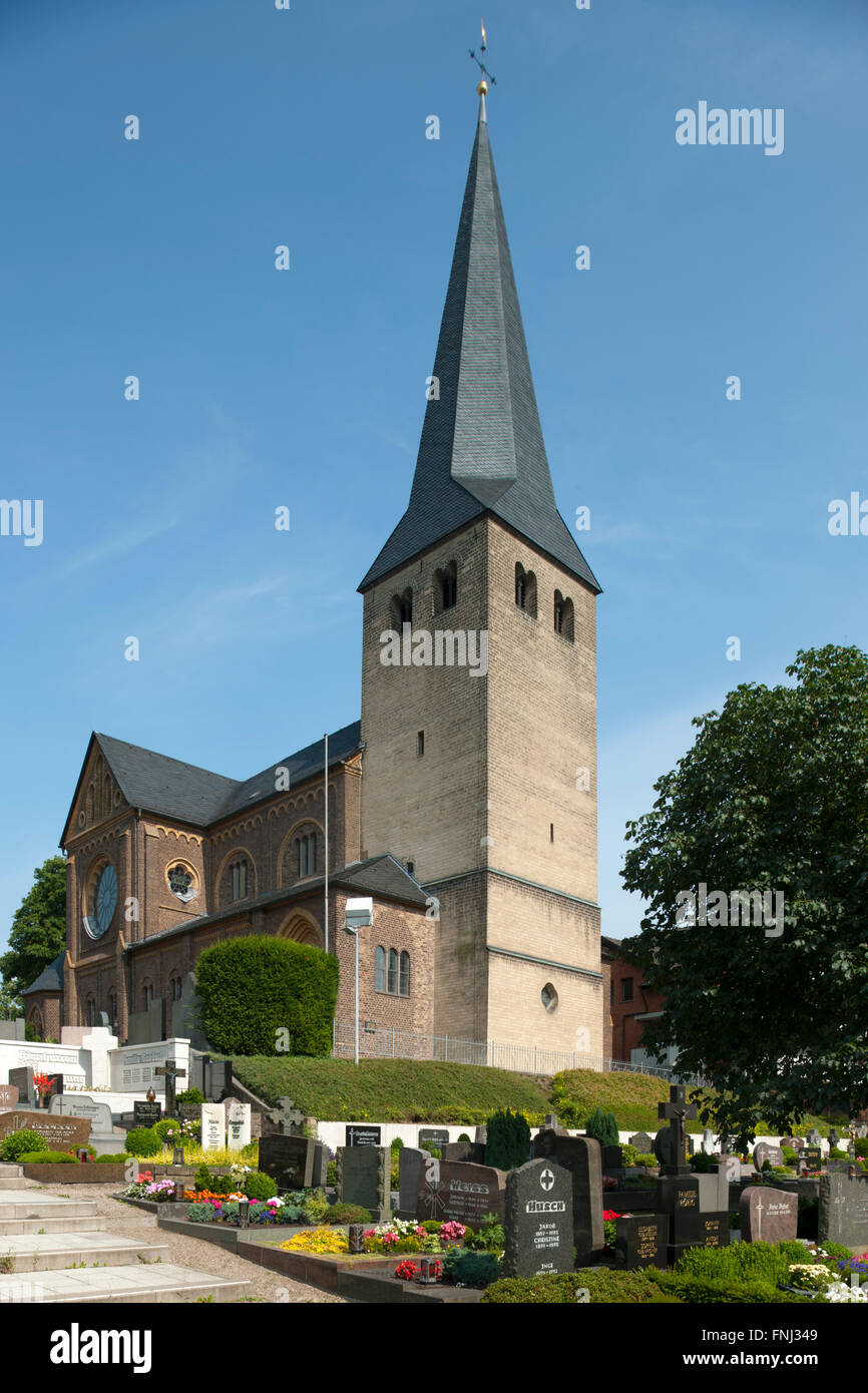 Deutschland, Nordrhein-Westfalen, Rhein-Sieg-Kreis, Niederkassel, Katholische Kirche Sankt Matthäus Stockfoto