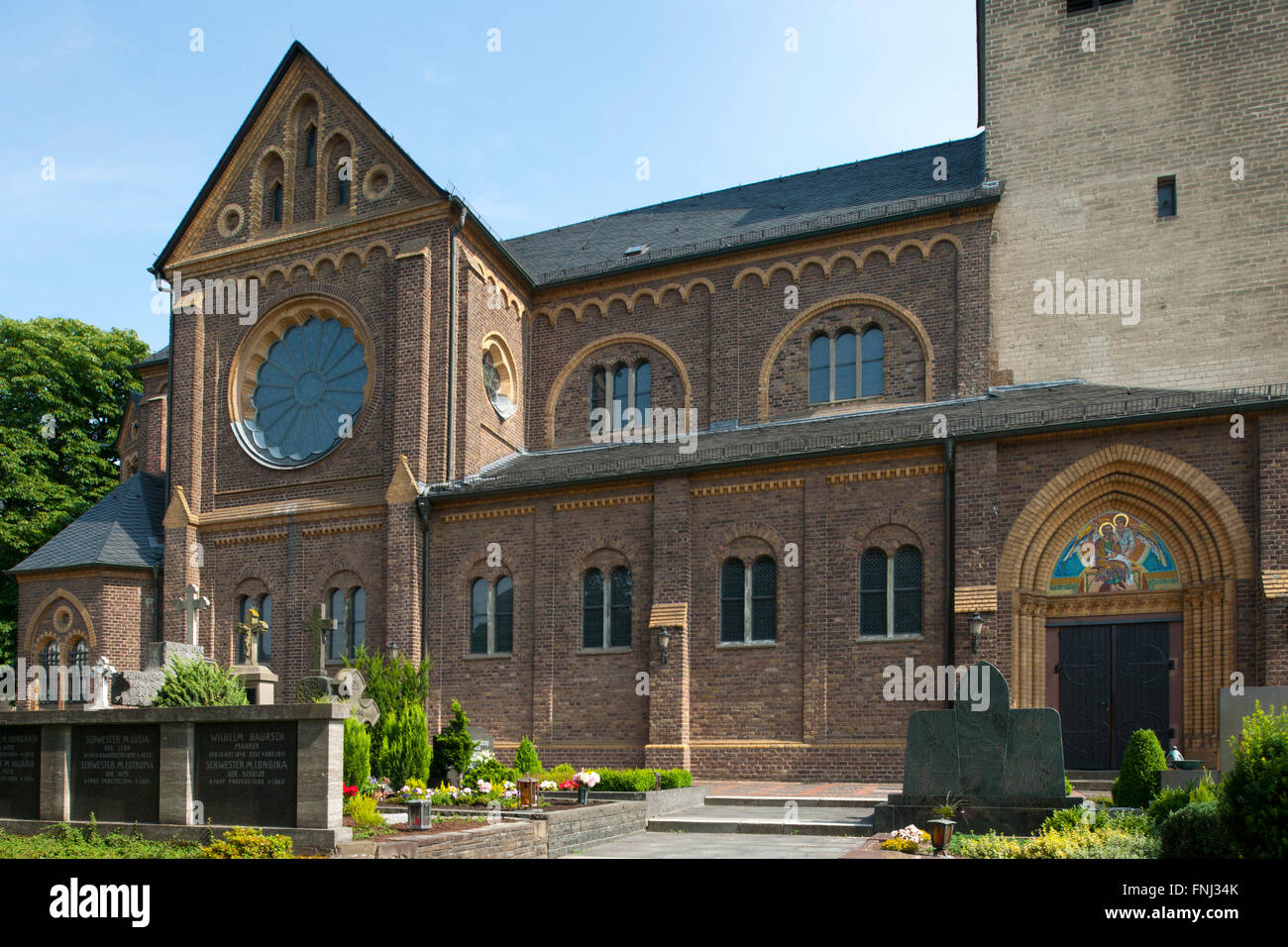 Deutschland, Nordrhein-Westfalen, Rhein-Sieg-Kreis, Niederkassel, Katholische Kirche Sankt Matthäus Stockfoto