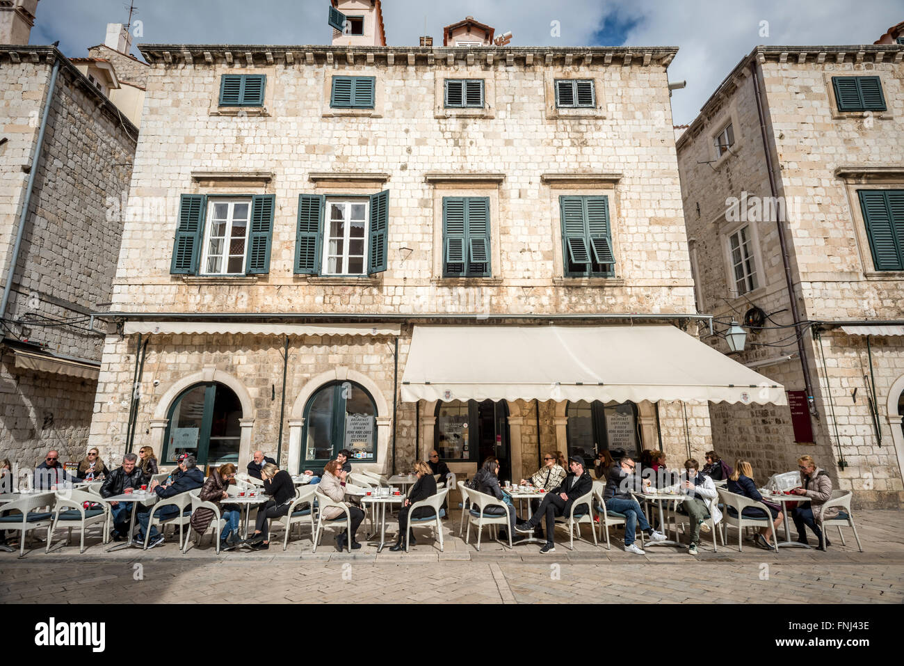 Straßencafé in der Altstadt von Dubrovnik, Kroatien. Stockfoto