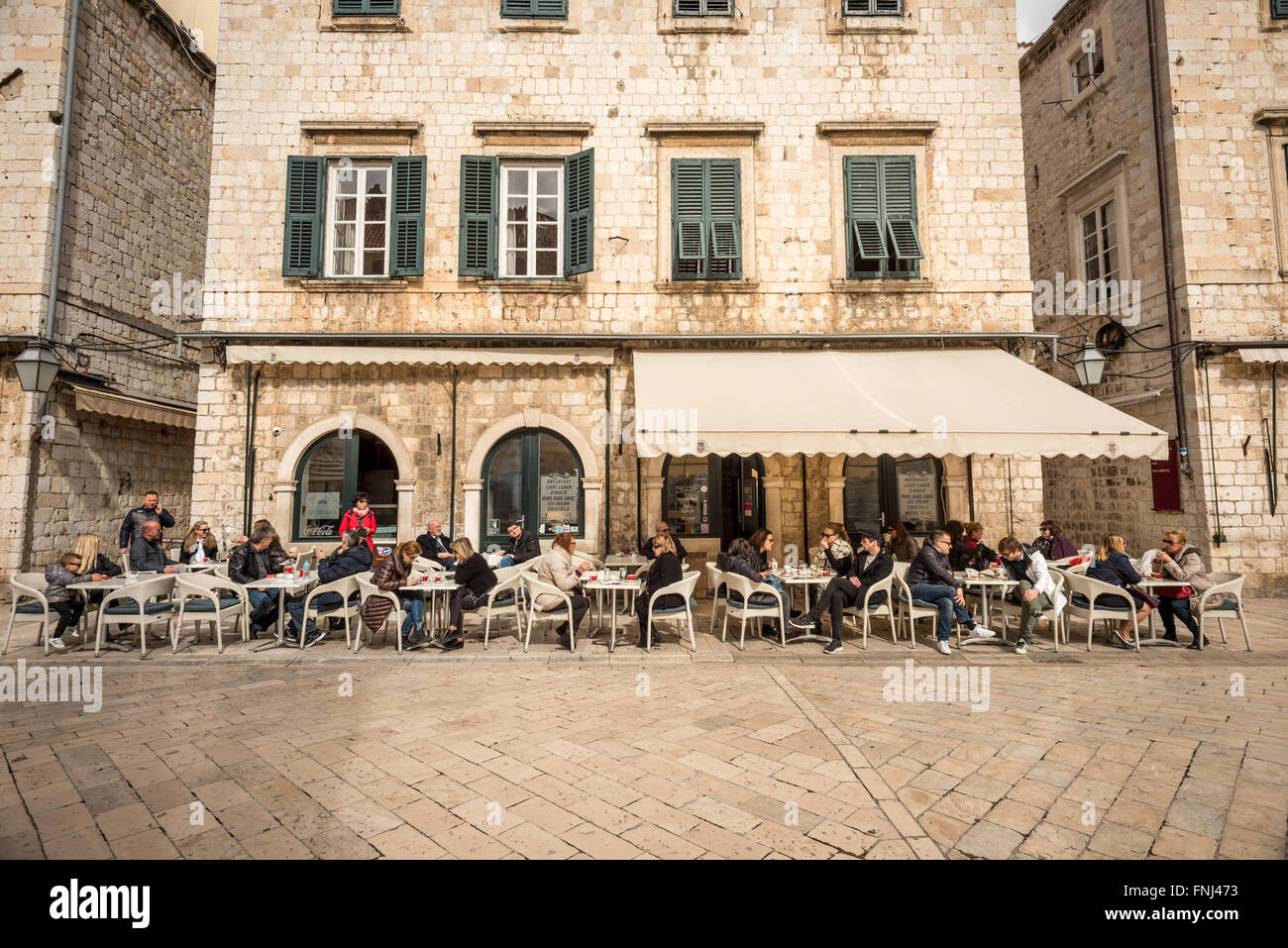 Straßencafé in der Altstadt von Dubrovnik, Kroatien. Stockfoto
