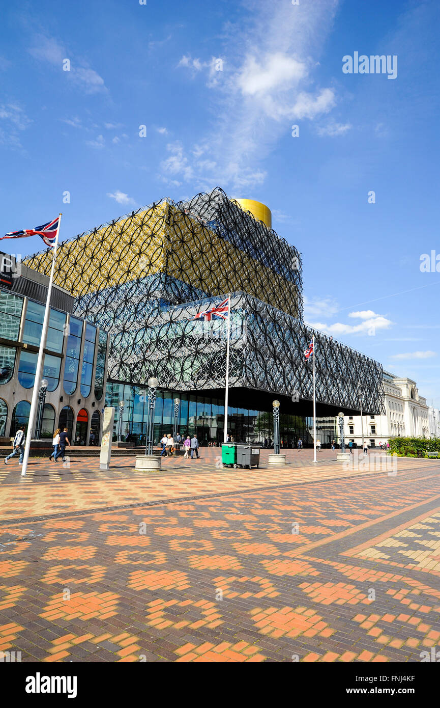 Bibliothek von Birmingham am klaren, blauen Himmel Sommertag, Großbritannien Stockfoto