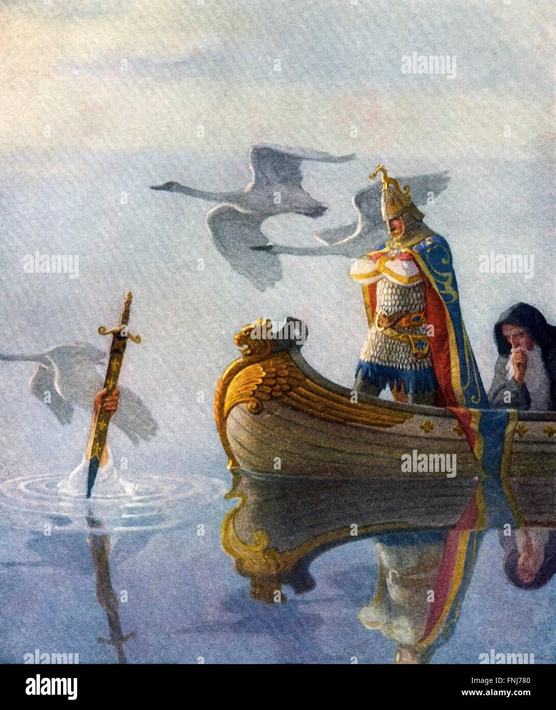 König Arthur und eine Hand, die das Schwert Excalibur hält. Stockfoto