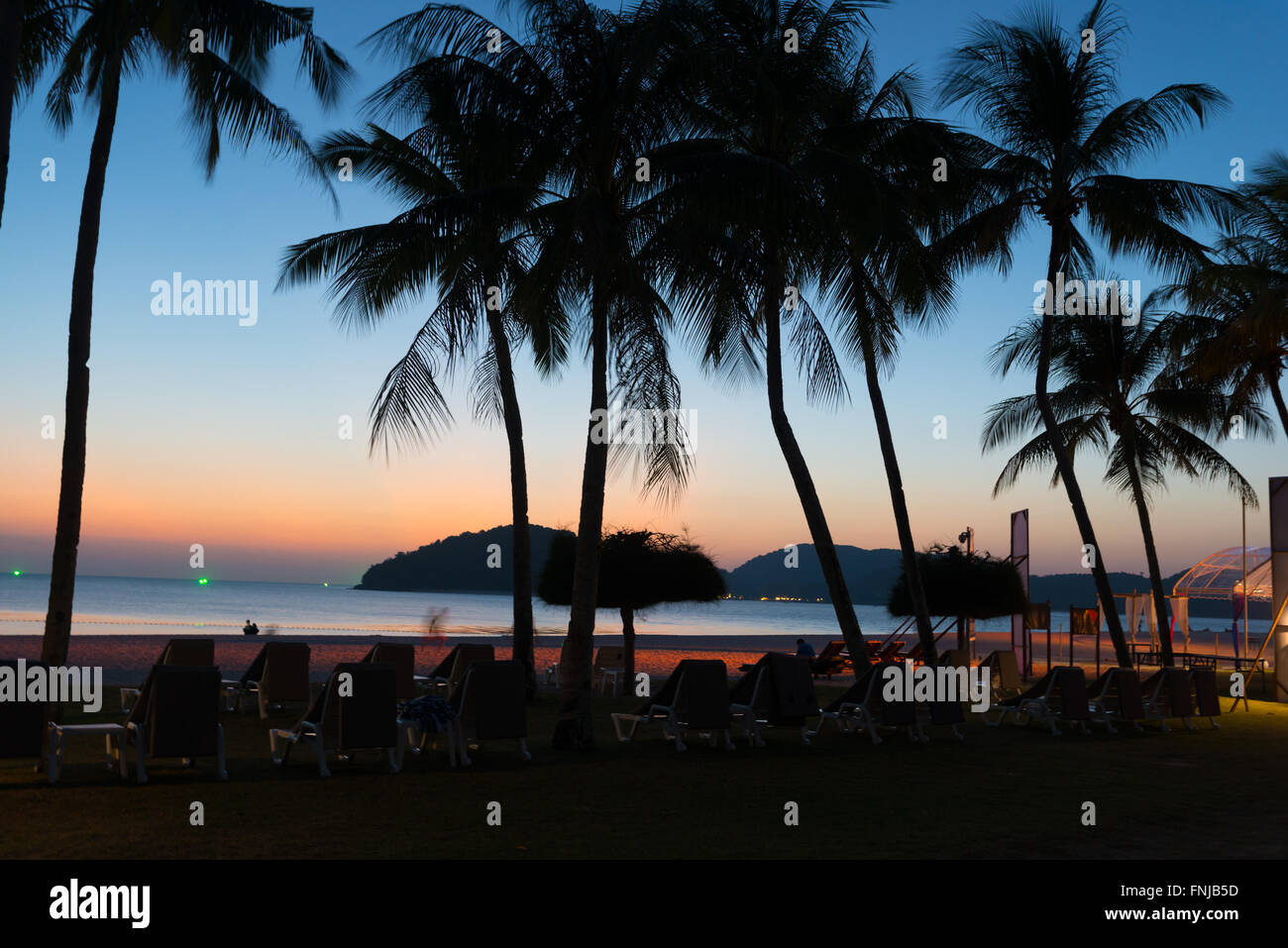 Farbenprächtigen Sonnenuntergang auf Cenang Beach, Langkawi, Malaysia Stockfoto