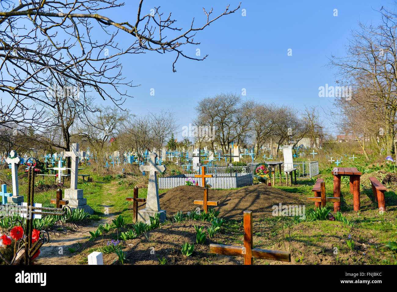 Alter Friedhof in einem heißen Sommertag Stockfoto
