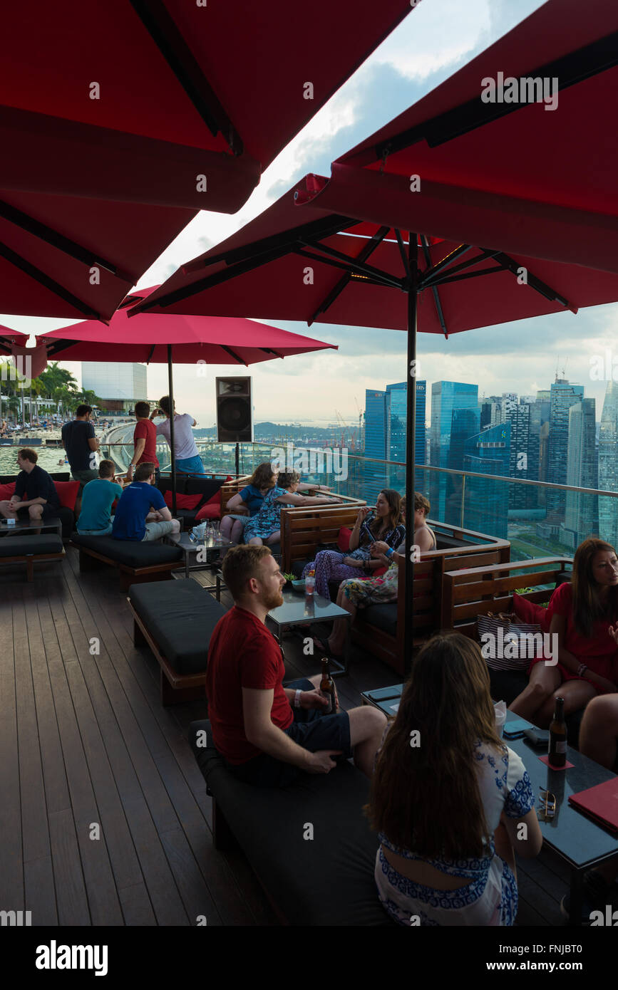 CE La Vi Bar Lounge auf 57 Ebene des Marina Bay Sands Hotel Skypark, Singapur Stockfoto