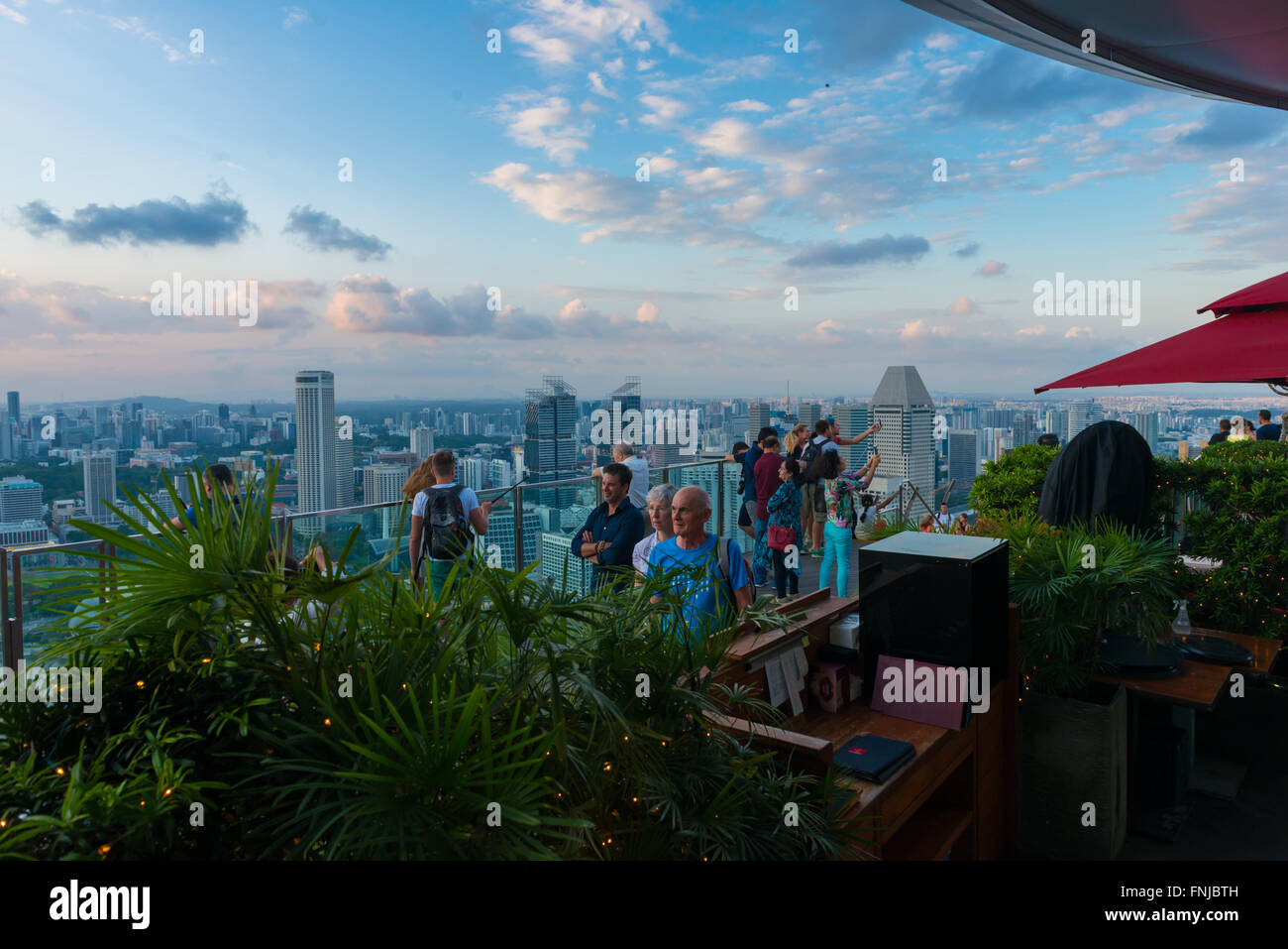 Skypark Aussichtsplattform und Sky Bar Ce La Vi im Marina Bay Sands Hotel, Singapur Stockfoto