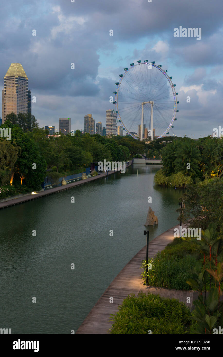 Riesenrad Singapore Flyer und Libelle See, Singapur Stockfoto