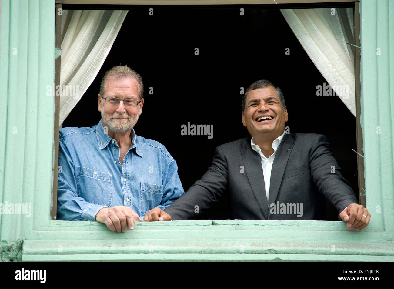 Präsident Correa und Showmaster Peter Greenberg n Fenster Correa es Elternhaus in Guayaquil während der Dreharbeiten von Ecuador: The Royal Tour. Stockfoto