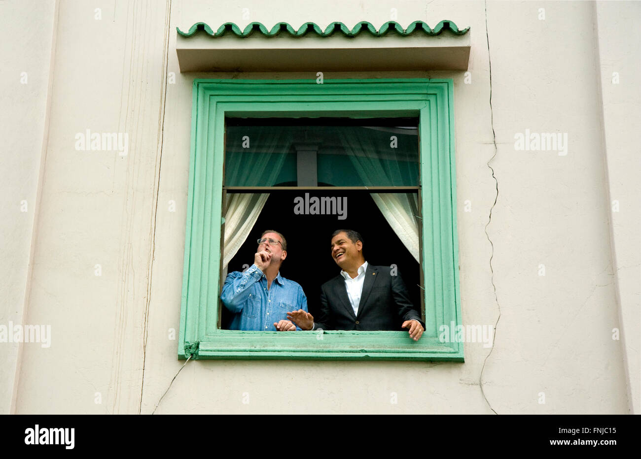 Präsident Correa und Showmaster Peter Greenberg n Fenster Correa es Elternhaus in Guayaquil während der Dreharbeiten von Ecuador: The Royal Tour. Stockfoto